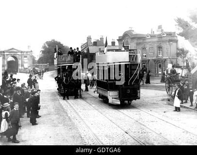 Pferd gezogenen Straßenbahnen am Cemetery Junction Terminus, Reading, Berkshire am 15. Juli 1893. Der Lesung Tramways Gesellschaft war dies der erste Tag der Operationen für die Doppeldecker. Foto: Walton Adams Stockfoto