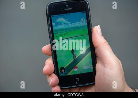 Person, die ein Handy-Spiel augmented-Reality-Spiel Pokemon gehen Stockfoto