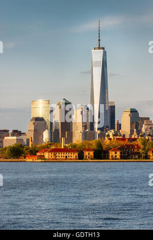Ellis Island und Manhattan Financial District-Wolkenkratzer von New York Harbor. Lower Manhattan, New York City. Stockfoto