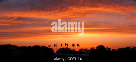 Sonnenuntergang auf der Flagge Plaza, Liberty State Park, New Jersey. US-Flaggen stehen bei glühenden bewölktem Himmel beleuchtet von der untergehenden Sonne Stockfoto