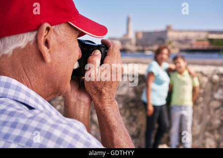 Touristen im Urlaub. Hispanische Reisende in Havanna, Kuba. Großvater, Großmutter und Enkel während der Fahrt Stockfoto