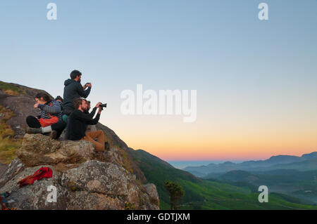 Unbekannte Touristen warten auf den Sonnenaufgang auf Devikulam Hügel. Munnar ist eine Stadt und Hügel-Station befindet sich Stockfoto