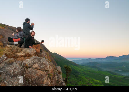 Unbekannte Touristen warten auf den Sonnenaufgang auf Devikulam Hügel. Munnar ist eine Stadt und Hügel-Station befindet sich Stockfoto