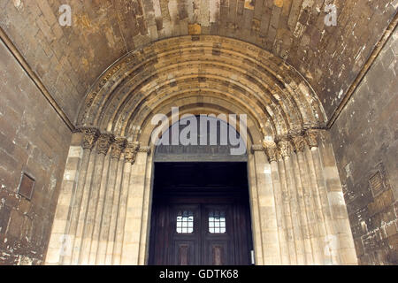 Romanischen Tür. Kathedrale von Santa Maria. Lissabon. Portugal. Stockfoto