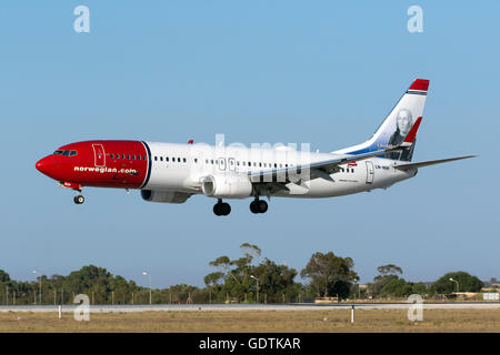 Norwegian Air Shuttle Boeing 737-8JP [LN-NIH], mit Christopher Columbus auf seiner Schwanzflosse Landebahn 31 von Oslo. Stockfoto