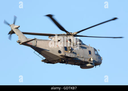 Royal Navy Agusta-Westland Merlin HM.1 [ZH843] ausgehend von Landebahn 13 nach einem Tankstopp. Stockfoto