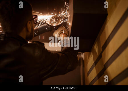 Die Mechaniker Sägen ein Metallrohr Stockfoto