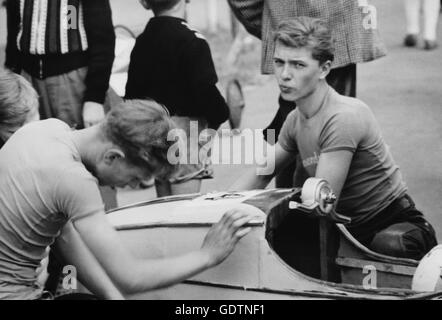 Vorbereitungen in der Boxengasse von Seifenkistenrennen in Augsburg, 1958 Stockfoto