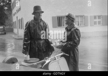 Vespa Scooterists im Regen Stockfoto