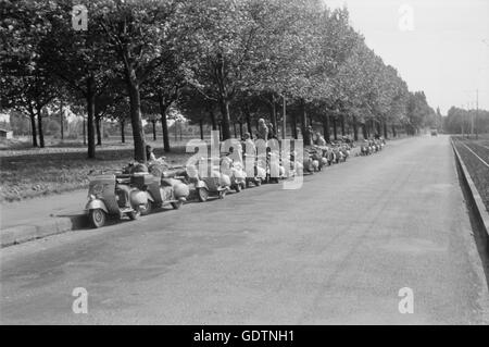 Vespas am Straßenrand Stockfoto