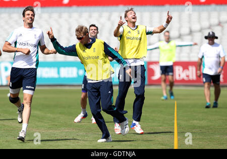 Stuart Broad (rechts) und Steven Finn (links) während der Netze-Sitzung im Old Trafford, Manchester England. Stockfoto