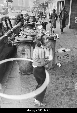 Eine Mädchen spielt auf der Straße Reeperbahn in Hamburg, 1958 Stockfoto