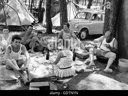 Italienische Familie mit einem Picknick auf einem Campingplatz Stockfoto