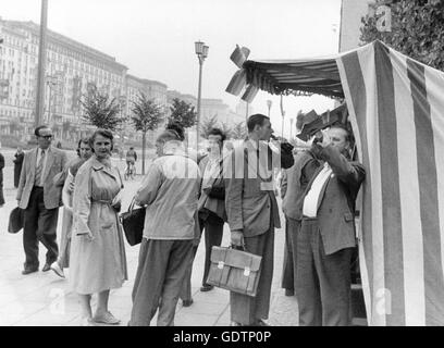 Fußgänger auf der Stalinallee in Ost-Berlin Stockfoto