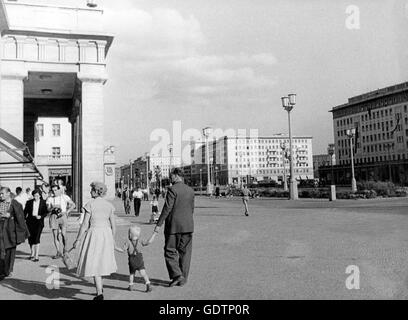 Fußgänger auf der Stalinallee in Ost-Berlin, 1955 Stockfoto