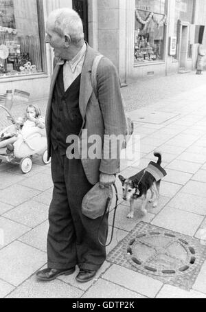 Ein älterer Mann wartet auf die Ankunft von Nikita Chruschtschow Stalin Allee, 1957 Stockfoto