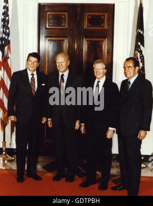 In voller Länge Portrait von Präsident Ronald Reagan mit ehemaligen Präsidenten Gerald R. Ford, James E. Carter und Nixon. Stockfoto