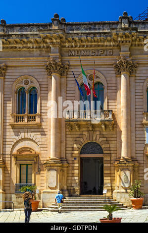 Italien Sizilien Scicli - Via Mormina Penna - Rathaus Stockfoto