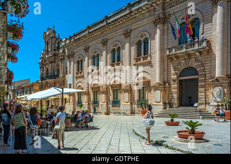 Italien Sizilien Scicli - Via Mormina Penna - Rathaus Stockfoto