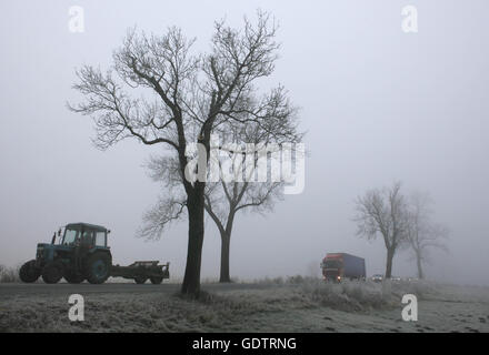 Traktor auf einer Landstraße Stockfoto