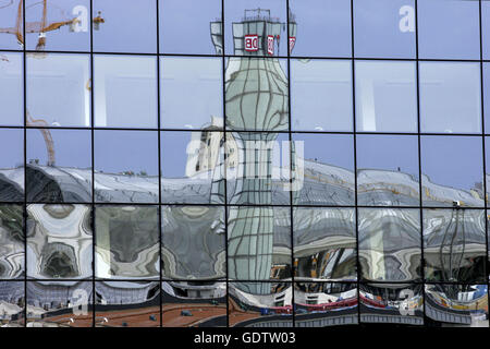 Reflexion des Berliner Hauptbahnhofs (Berlin Hauptbahnhof) Stockfoto