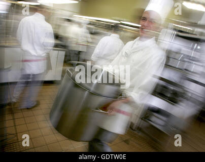 Azubi-Köche in einer Großküche Stockfoto