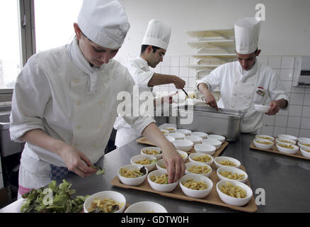 Azubi-Köche in einer Großküche Stockfoto