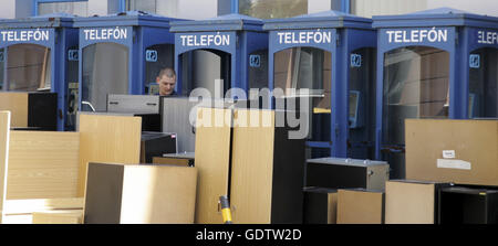 Sperrmüll vor Telefonzellen in Bratislava Stockfoto