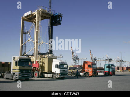 Im Container-Terminal Bremerhaven ist ein LKW beladen. Stockfoto