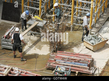 Bauarbeiter in Grube Stockfoto