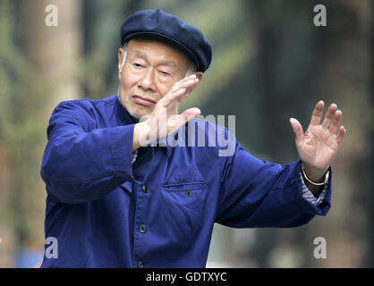 Tai Chi im Ritan Park Stockfoto