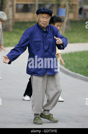 Tai Chi im Ritan Park Stockfoto