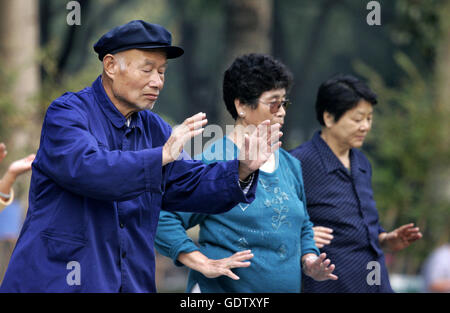 Tai Chi im Ritan Park Stockfoto