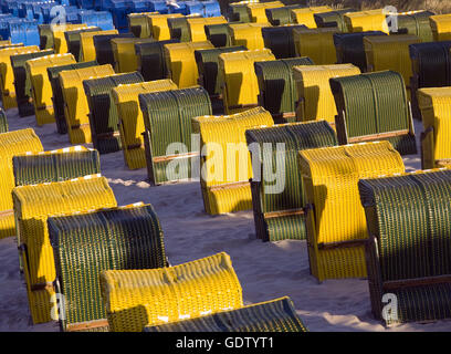 Überdachten Strand Korbsessel Stockfoto