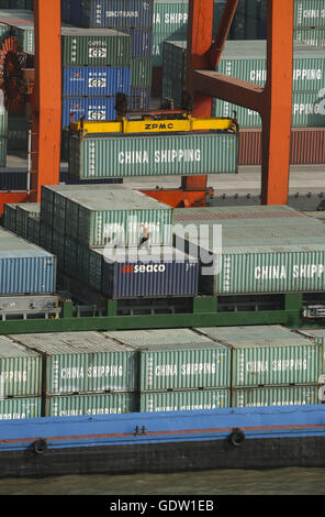 Ein Container ist Last auf einem Schiff am Huangpu River in Shanghai 25. April 2006 Stockfoto