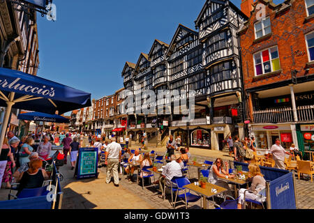 Bridge Street mit der Grosvenor Shopping Centre im Stadtzentrum von Chester, Cheshire. Stockfoto