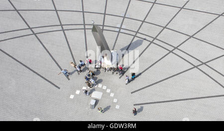 Obelisk und Sonnenuhr in der Landschaft Park Halde in Herten Stockfoto