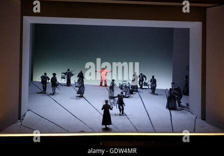 "Eugene Onegin", Regisseur Achim Freyer Stockfoto