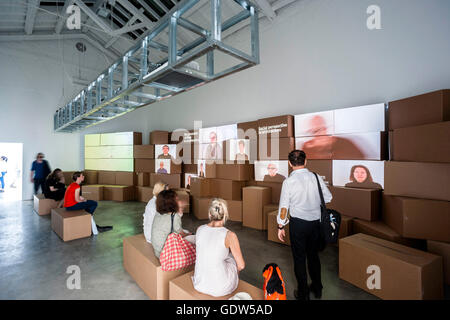 Innenansicht von Pavillons und audiovisuellen Installationen mit Besuchern. Unvollendet - Spanien Pavillon auf der XV Biennale Venedig 2016, Venedig, Italien. Architekt: Iñiaki Carnicero und Carlos Quintans , 2016. Stockfoto