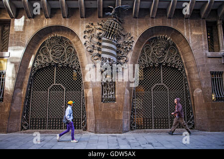 Main Türen des Palau Güell von Gaudi in Barcelona, Katalonien, Spanien entworfen. Stockfoto