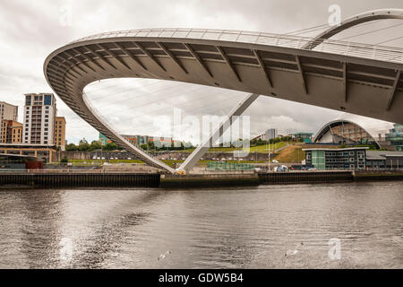 Ein Blick auf die Newcastle Quayside mit Gateshead Millennium Bridge in der geöffneten Position über den Fluss Tyne Stockfoto