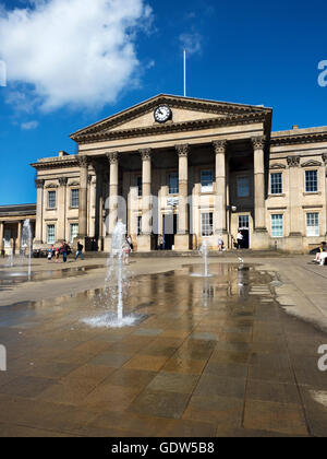 Brunnen vor dem Bahnhof in St. Georges Square Huddersfield West Yorkshire England Stockfoto