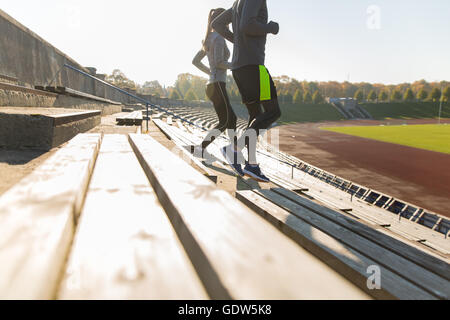 Nahaufnahme eines Paares auf Stadion im Erdgeschoss ausgeführt Stockfoto