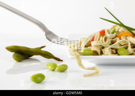 Edamame Bohnen Fettuccine und frischen Edamame Beans mit Folk Stockfoto