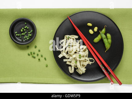 Edamame Bohnen Fettuccine und frischen Edamame Beans garniert mit Schnittlauch Stockfoto