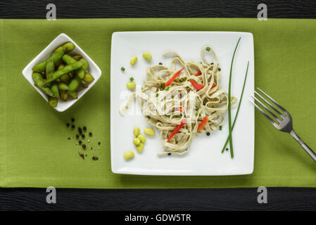 Edamame Bohnen und Edamame Nudelsalat Stockfoto