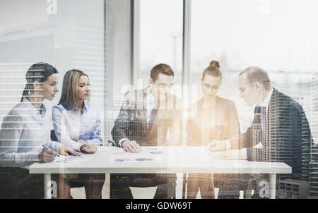 Business-Team mit Dokumenten Diskussion Stockfoto