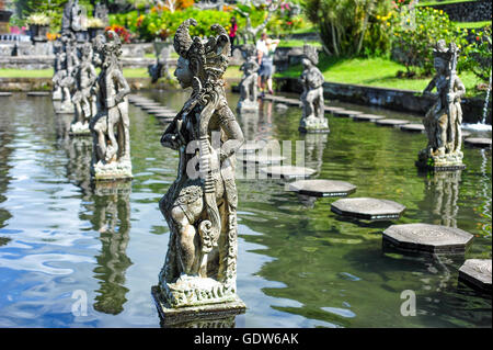 BALI, Indonesien 3. Juli 2015: berühmte Trittsteine von Tirtagangga Wasserpalast in Bali, Indonesien Stockfoto