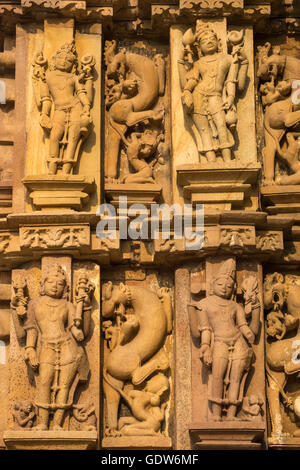 Komplizierten Stein Skulptur Details in einem Tempel, Khajuraho, Chhatarpur Bezirk, Madhya Pradesh, Indien Stockfoto