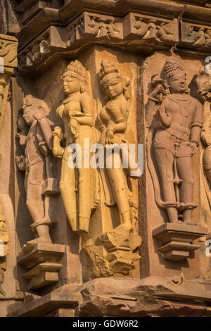 Komplizierte Stein Skulptur Detail Apsara in einem Tempel, Khajuraho, Chhatarpur Bezirk, Madhya Pradesh, Indien Stockfoto